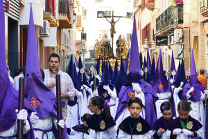 Los nazarenos de la Hermandad se encuentran en proceso de renovar sus túnicas 