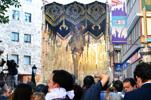 El gentío arropa todo el procesionar de Nuestra Señora de la Esperanza Coronada