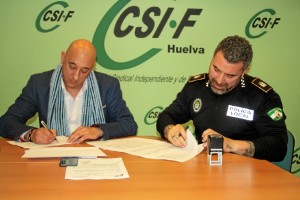 Un momento de la firma. 