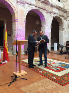 Momento en el que el presidente de la Diputación de Soria le hacía entrega de su premio.