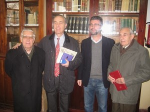 Su padre, José Manuel de Lara, a la izquierda de la imagen, en un acto celebrado en el IES Rábida de Huelva.