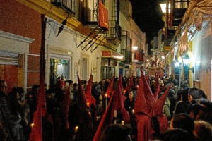 Gran ambiente en las calles de Ayamonte el Martes Santo.