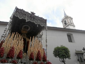 La Virgen de los Dolores volverá a lucir su manto de salida tras la limpieza a la que ha sido sometido