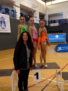 La entrenadora del Club, Inmaculada Márquez, con las tres representantes del GR Huelva en Sanlúcar.