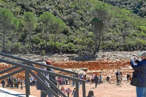 El río Tinto a su paso por Riotinto.