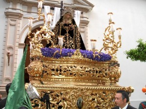 La Virgen de la Soledad, procesionando por Huelva.