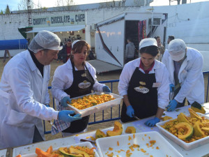 Voluntarios troceando los ingredientes.