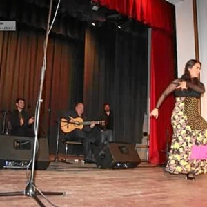 Vanesa Montaño, junto a Miguel Sotelo a la guitarra y Manuel Aguilar al cante.