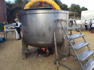 La enorme olla donde se ha hecho el cocido.