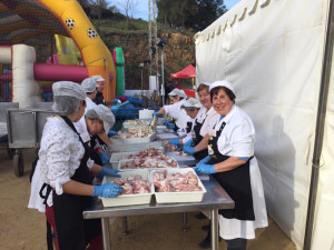 Toda la noche preparando la gran olla.