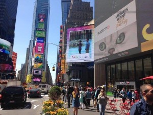 Los spots también se proyectan en los ferries que van a Manhattan.