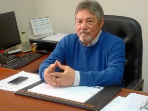 Gonzalo, en su despacho en el Colegio Oficial de Enfermería de Huelva. 