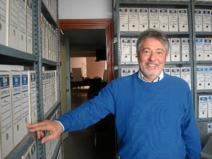 Gonzalo nos muestra el archivo del Colegio, a disposición de todos los investigadores interesados.