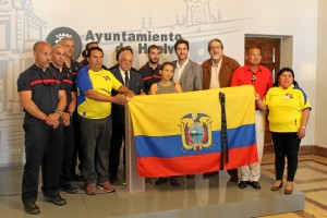 Recibimiento a los bomberos de la Unidad Canina de Huelva.