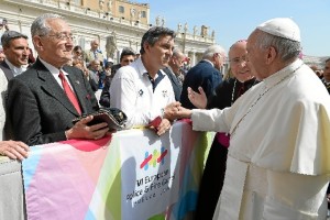 El Papa Francisco recibía la primera Medalla de los VI Juegos Europeos de Policías y Bomberos Huelva 2016. 