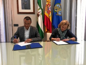 Momento de la firma del convenio. 