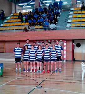 El equipo de Huelva posa antes del inicio del choque, con el grupo de seguidores onubenses al fondo.