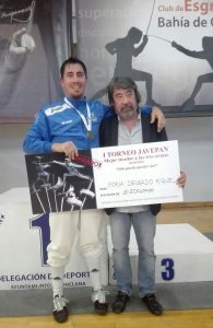 Borja Delgado posa junto a su entrenador de siempre, Juan Artero, con el premio logrado en Chiclana.