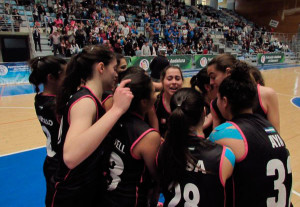 Las jugadoras del CB Conquero junior celebran su triunfo. / Foto: @CBConquero.