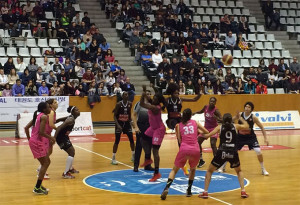 El CB Conquero plantó cara al cuadro catalán, que fue superior. / Foto: @BasketFem_TE.