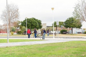 Anima a los jóvenes universitarios a no caer en el desánimo.