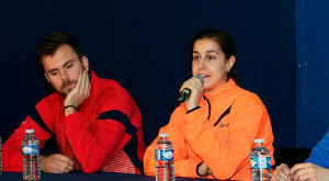 Carolina Marín y el danés Jan Jorgensen, en la rueda de prensa previa al inicio del Europeo. / Foto: Bádminton Photo.