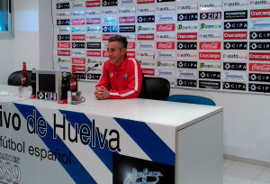 Alejandro Ceballos, entrenador del Recreativo de Huelva, en rueda de prensa. / Foto: @recreoficial.