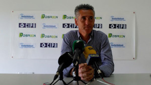 Alejandro Ceballos, entrenador del Recreativo de Huelva, en rueda de prensa. / Foto: www.recreativohuelva.com.