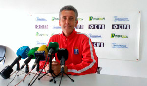 Alejandro Ceballos, entrenador del Recreativo de Huelva, durante la rueda de prensa. / Foto: @recreoficial.