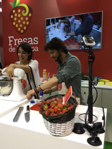 Manuel Carrasco ha ayudado a Alma en la preparación. / Foto: @fresasdeeuropa 