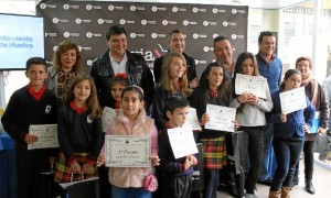 Foto de familia con los jóvenes galardonados.