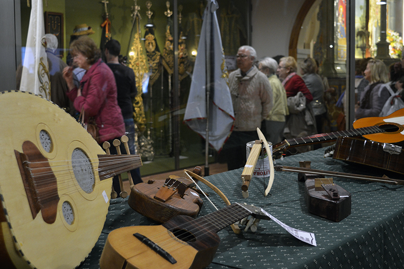 Diferentes instrumentos de cuerda, viento y percusión pueden observarse en la sala patrimonial