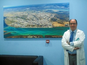 El director asistencial del centro resalta que el hospital está a disposición de todos los ciudadanos de Huelva y provincia.