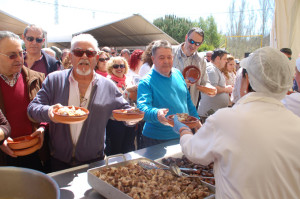 Cola para llevarse un plato de cocido.