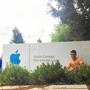 Momento de su primera estancia en el Campus principal de Apple en Cupertino, California. 