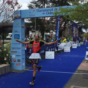 Emilio Martín entrando en la meta como ganador del Duatlón de Parthenay.