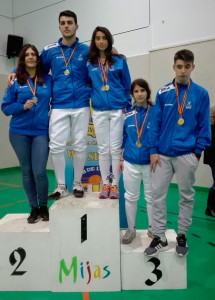 Los cinco tiradores del Club Esgrima Huelva, con sus medallas logradas en Mijas.