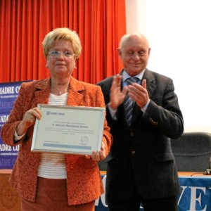 La mujer de Manuel Rodríguez recibiendo el diploma a título póstumo. Uno de los momentos más emotivos.