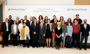 Foto de familia de los premiados con el director corporativo del Área Social de la Fundación Bancaria "la Caixa", Marc Simón; el director general de Economía Social, Tercer Sector, Cooperativas y Autoempresa, Josep Vidal; y el director territorial de CaixaBank en Barcelona.