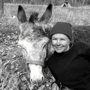 La canadiense Carol Lightbell y su burrita "Chiqui".