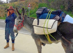 Carol y la burra antes de iniciar un nuevo trayecto. 