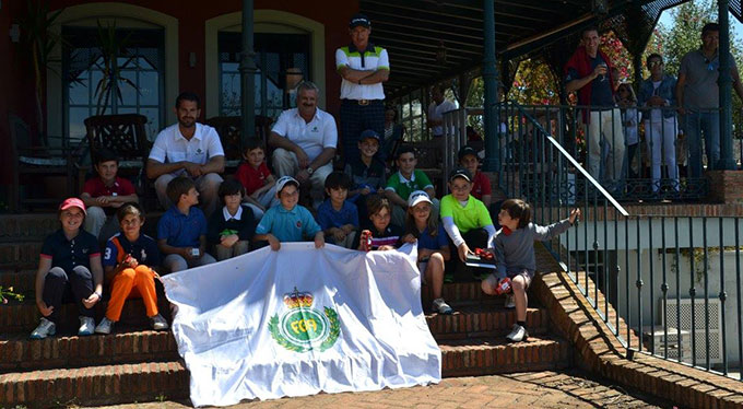 Los diversos ganadores del torneo de golf celebrado en Isla Canela.
