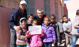 Los niños de la escuela les obsequiaron con dibujos.