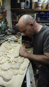 Benjamín nunca ha recibido formación para tallar o tratar la madera.