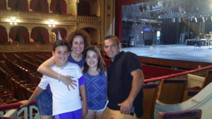 Lucía junto a sus padres, Laura y Antonio, y su hermano Iván.