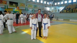 Natalia y Paula, con su entrenador, tras quedar Campeonas de Andalucía.