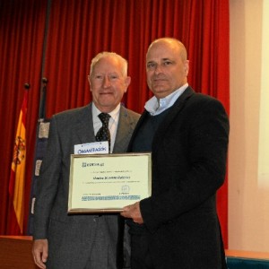 Ramón Fernández Beviá, director de Huelva Buenas Noticias, ha recibido el diploma de manos de Manuel Guerra, secretario de la delegación onubense de Madre Coraje.