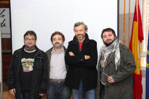 Los hermanos Macías con el director de la Biblioteca Provincial de Huelva.