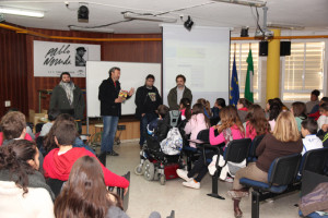 En una presentación de Biblos en el IES Pablo Neruda.