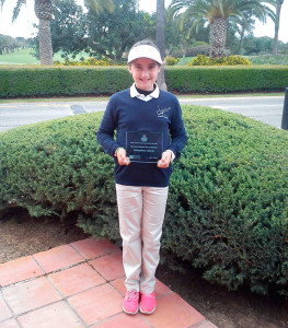 Laura López, con el trofeo conquistado en Sevilla.